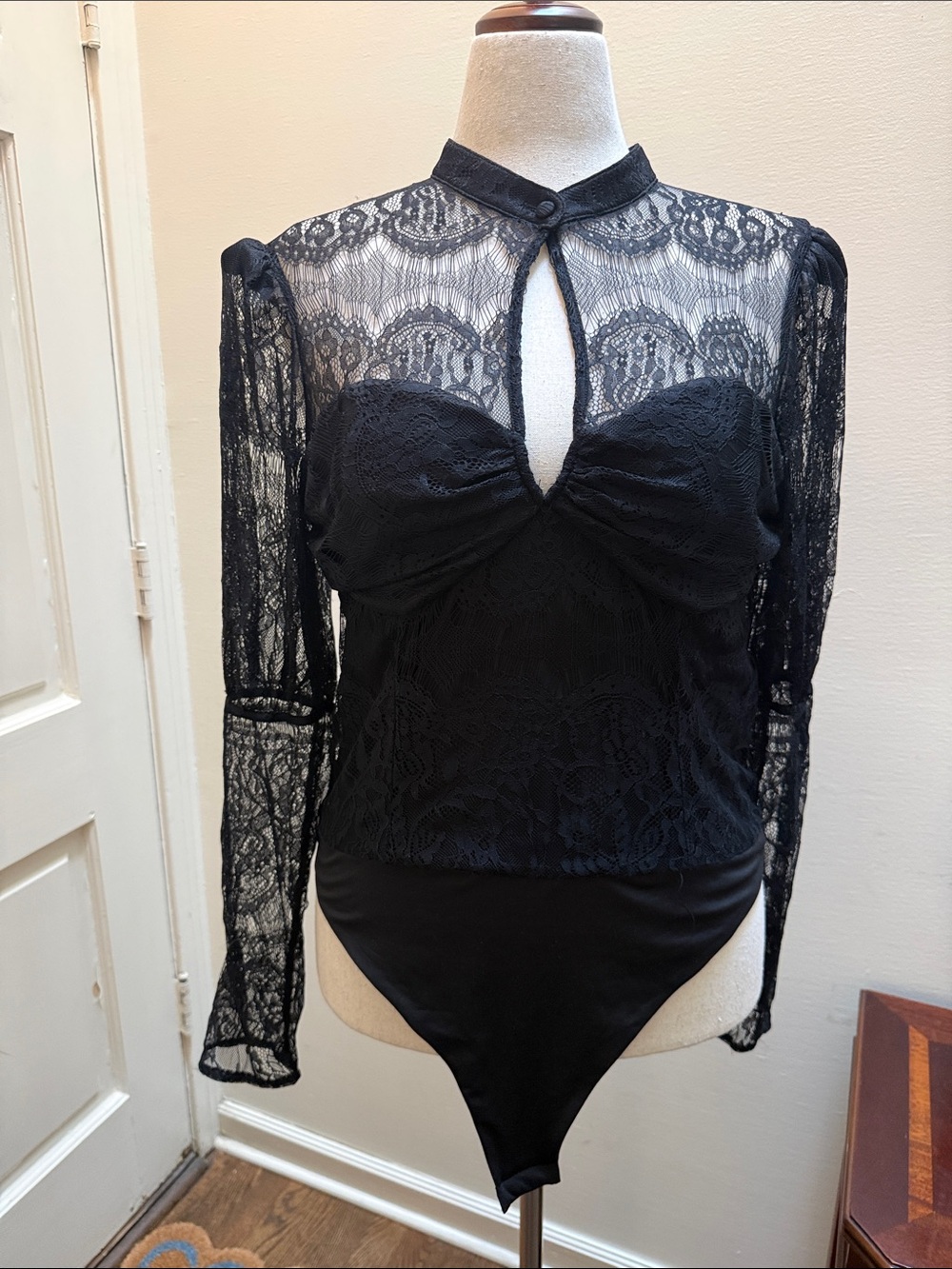 House of Harlow 1960 Black Lace Keyhole Long-Sleeve Bodysuit